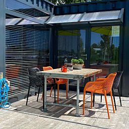 Stilvolles Badezimmer im Ferienhaus FR058, Warns, mit modernen Annehmlichkeiten.