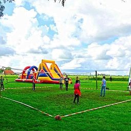 Groepsbijeenkomst in de buitenlucht bij FR164 vakantiehuis in Oudega, Friese meren
