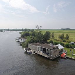 Vacation home in Oudega at Heegermeer, located on the Frisian lakes with beautiful views of the water and green surroundings.