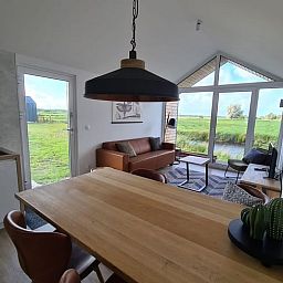 Gezellige binnenruimte van Huisje in Oudega, vakantiehuis met uitzicht op Heegermeer.