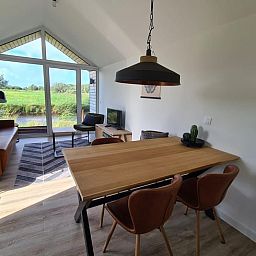 Eethoek in Huisje in Oudega, vakantiehuis in Oudega met moderne inrichting en natuurzicht.