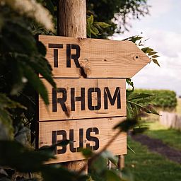 Hoelzerner Wegweiser zum Ferienhaus in Koudum, eingebettet in die Natur der friesischen Seen.