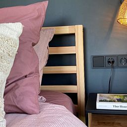 Gemuetliches Schlafzimmer im Ferienhaus in Koudum mit gemuetlichen Details und stimmungsvoller Beleuchtung.