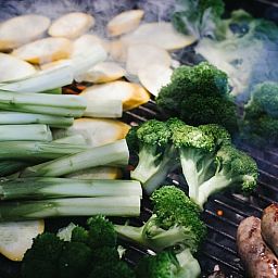 Frisches Gemuese auf dem Grill im Ferienhaus in Koudum, perfekt fuer eine Sommermahlzeit.