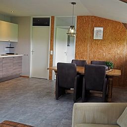 Moderne keuken in Vakantiehuisje in It Heidenskip, gelegen aan de Friese meren, biedt comfort en stijl voor een ontspannen verblijf.
