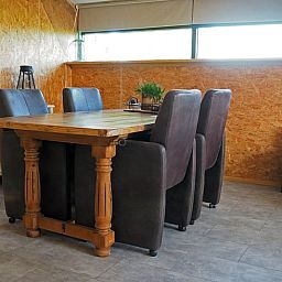 Gezellige slaapkamer in Vakantiehuisje in It Heidenskip, gelegen aan de Friese meren, biedt een rustgevende ambiance voor een ontspannen verblijf.