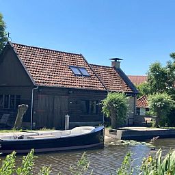Gezellig vakantiehuis in Gaastmeer, gelegen aan de Fluessen met directe toegang tot het water en omringd door groene bomen.