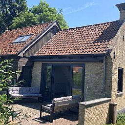 Terras van Vakantiehuis in Gaastmeer, perfect voor ontspanning met uitzicht op de serene Friese meren.