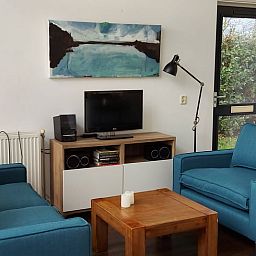 Gemuetliches Wohnzimmer im Ferienhaus in Gaastmeer, Friesische Seen, mit bequemer Sitzecke und moderner Einrichtung fuer einen entspannten Aufenthalt.
