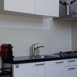 Die moderne Kueche im Ferienhaus in Gaastmeer, an den friesischen Seen gelegen, bietet Komfort und Annehmlichkeiten fuer einen erholsamen Aufenthalt.