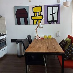 Gemuetlicher Essbereich im Ferienhaus in Gaastmeer, an den friesischen Seen gelegen, mit moderner Kunst und komfortabler Sitzecke.