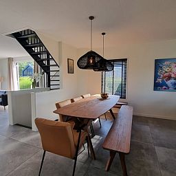 Esszimmer im Ferienhaus in Balk mit langem Holztisch, ideal fuer Familienabende in der Naehe der friesischen Seen.