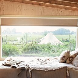 Uitzicht vanuit de slaapkamer van Huisje in Echtenerbrug, vakantiehuis in de Friese meren, Tjeukemeer.