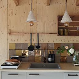 Stijlvolle keuken in Huisje in Echtenerbrug, vakantiehuis aan het Tjeukemeer, Friese meren.