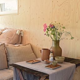 Gezellige eetruimte in Huisje in Echtenerbrug, vakantiehuis in de Friese meren, Tjeukemeer.