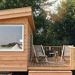 Terras met ligstoelen bij Huisje in Echtenerbrug, vakantiehuis aan het Tjeukemeer, Friese meren.