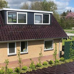 Uitzicht over groene velden en water nabij vakantiehuis FR199 in Rohel, Friese meren.