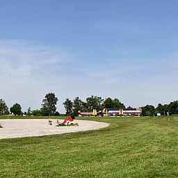 Praktische wasruimte in vakantiehuis FR199 in Rohel met wasmachine en droger.