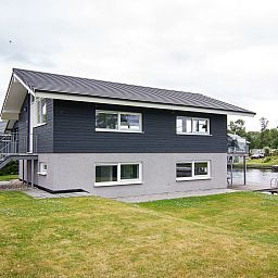 Essecke mit viel Licht im 8-Personen-Haus Waterpark Sneekermeer, Terherne.