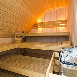 Ontspan in de luxe sauna van Villa de Goudplevier, een 8-persoons vakantievilla in Offingawier, Sneekermeer, omringd door de Friese meren.