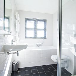 Luxe badkamer in Villa de Goudplevier, een 8-persoons villa met sauna en whirlpool in Offingawier, Sneekermeer, Friese meren.