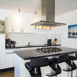 Moderne keuken in Villa de Goudplevier, een 8-persoons villa met sauna en whirlpool in Offingawier, Sneekermeer, Friese meren.