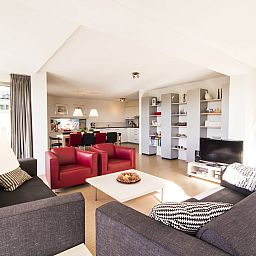 Ruime woonkamer in Villa de Goudplevier, een 8-persoons villa met sauna en whirlpool in Offingawier, Sneekermeer, Friese meren.