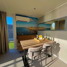 Geniessen Sie die modernen Innenraeume und die einladende Terrasse des Mobilheims de Klipper in Offingawier am Sneekermeer.