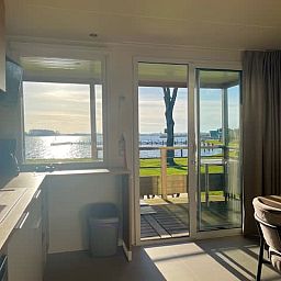 Gemuetlicher Innenbereich des Mobil home de Klipper in Offingawier, Sneekermeer, mit Blick auf die Terrasse und die friesischen Seen.