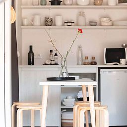 Moderne Kueche im Zeltchalet De Kotter, Offingawier, in der Naehe des Sneekermeers. Gemuetliche Glamping-Lodge in den friesischen Seen mit stilvoller Einrichtung.