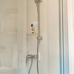 Gemuetliches Schlafzimmer im Zeltchalet De Kotter, Offingawier, mit komfortabler Einrichtung in der Naehe des Sneekermeers in den friesischen Seen.