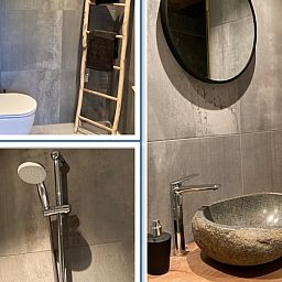 Moderne badkamer in Vakantiehuis in Sumar, Bergumermeer, met stijlvolle grijze tegels.