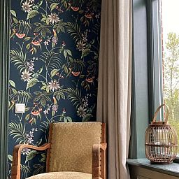 Stijlvolle leeshoek in Vakantiehuis in Sumar, Bergumermeer, met vintage stoel en planten.