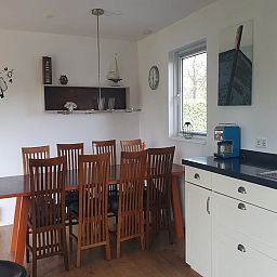 Ruime eetkamer in Vakantiehuis Bungalowpark It Wiid, perfect voor familiediners in de serene omgeving van Alde Feanen.