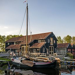 Authentieke Friese boten bij Vakantiehuis Bungalowpark It Wiid in Earnewald, omgeven door de Friese meren.
