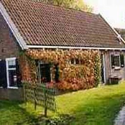 Charmantes It alde hs-Ferienhaus in Wartena, umgeben von grner Umgebung und rustikalem Charme in der friesischen Seenlandschaft.