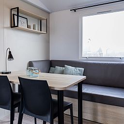 Moderne keuken in Vakantiehuis Natuurlijk de Veenhoop, Princehof, met stijlvolle tegels.