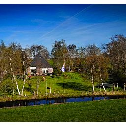 Cottage in De Veenhoop, Ferienhaus in Alde Feanen mit Baeumen und Wasser in der Umgebung.