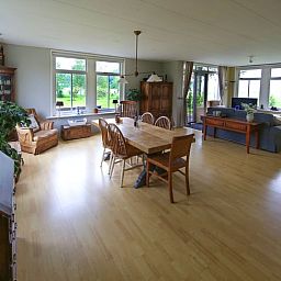 Geraeumiges Wohnzimmer in Cottage in De Veenhoop, Ferienhaus mit Blick auf den Garten in Princehof.