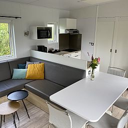 Geniessen Sie die Veranda des Ferienhauses Natuurlijk de Veenhoop mit Blick auf die friesischen Seen in De Veenhoop.