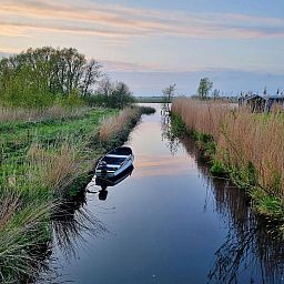 Ruhiger Wasserweg in der Naehe des Ferienhauses Natuurlijk de Veenhoop in De Veenhoop, ideal fuer eine entspannende Bootsfahrt.