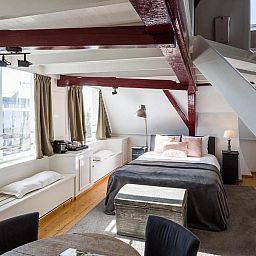 Lichte slaapkamer in B&B Parijs aan de Kaai, Middelburg, met houten balken.