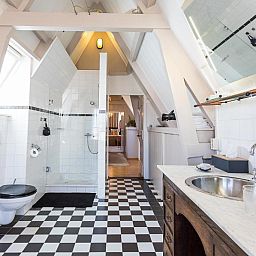 Moderne badkamer in B&B Parijs aan de Kaai, Walcheren, met luxe voorzieningen.