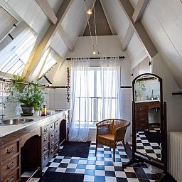 Stijlvolle badkamer met marmeren wastafel in B&B Parijs aan de Kaai, Zeeland.