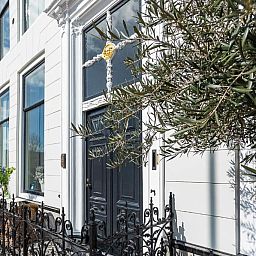 Vooraanzicht van B&B Parijs aan de Kaai in Middelburg, met charmante gevel.