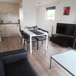 Gezellige eet- en woonkamer in chalet Vakantiewoningen Oostmahorn, perfect voor ontspannen avonden in Lauwersmeer.