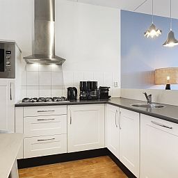 Moderne keuken in Esonstad 8-persoons woning 8L, vakantiehuis in Anjum Lauwersmeer, met stijlvolle inrichting en apparatuur.