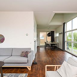 Ruime woonkamer van de Vrijstaande woning in Anjum, Lauwersmeer, Friese meren, met moderne inrichting en uitzicht op de tuin.