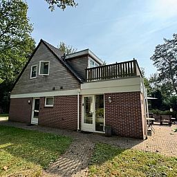 Achterzijde van Vakantiehuis in Spier met zonnig terras in het hart van Midden Drenthe.