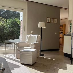 Comfortabele zithoek in Vakantiehuis in Spier, perfect voor ontspannen momenten in Drenthe.